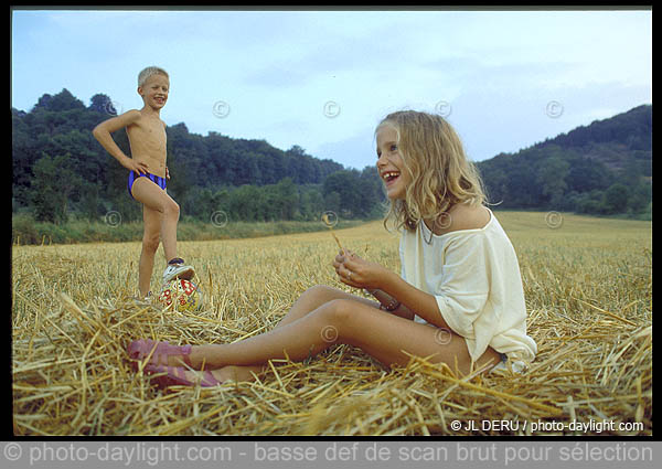 petite fille et garon dans un champ - little girl and boy in a field